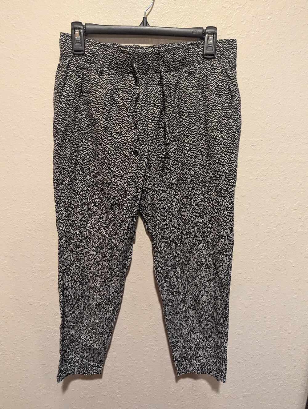 Old Navy Women's Small Petite Black And White Drawstring Pants Patterned